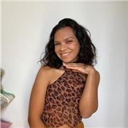 Formada em design de moda, tenho 28 anos residente em Joinville